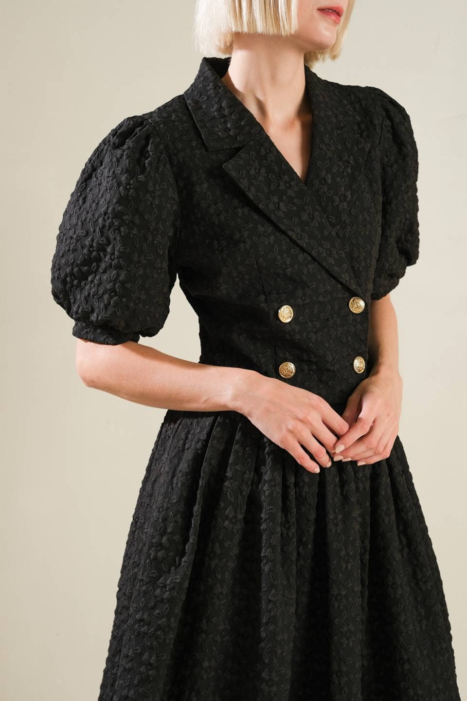 A textured woven midi dress - Black / Contemporary