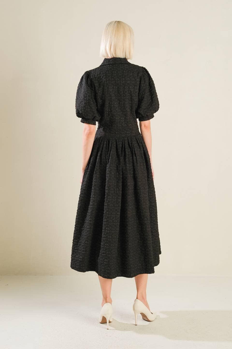 A textured woven midi dress - Black / Contemporary