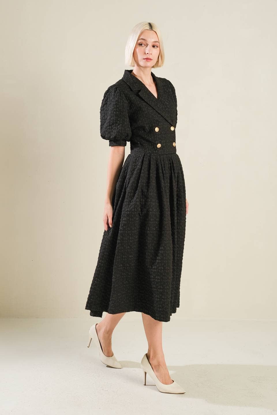 A textured woven midi dress - Black / Contemporary