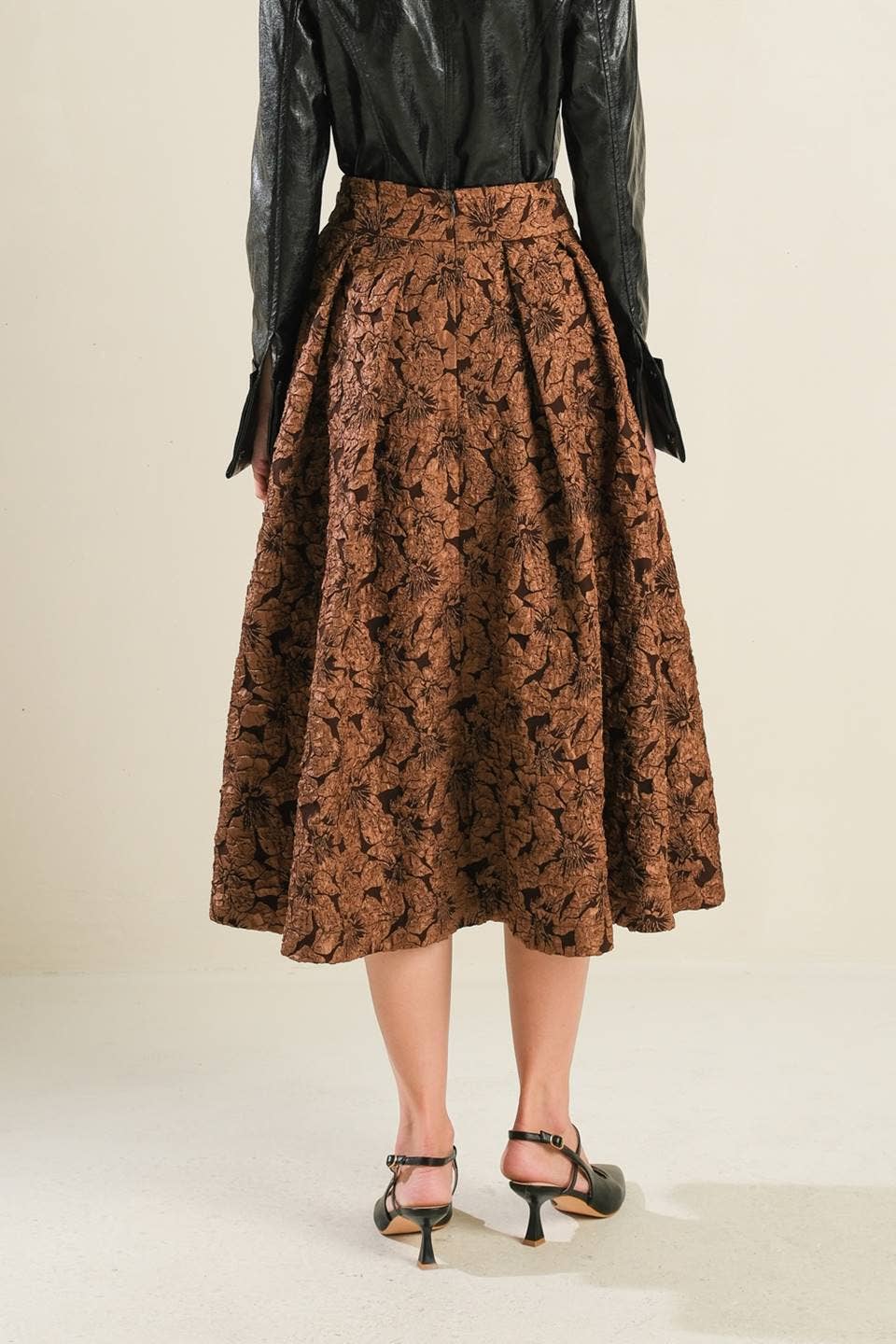 A textured woven full midi skirt - Brown / Contemporary